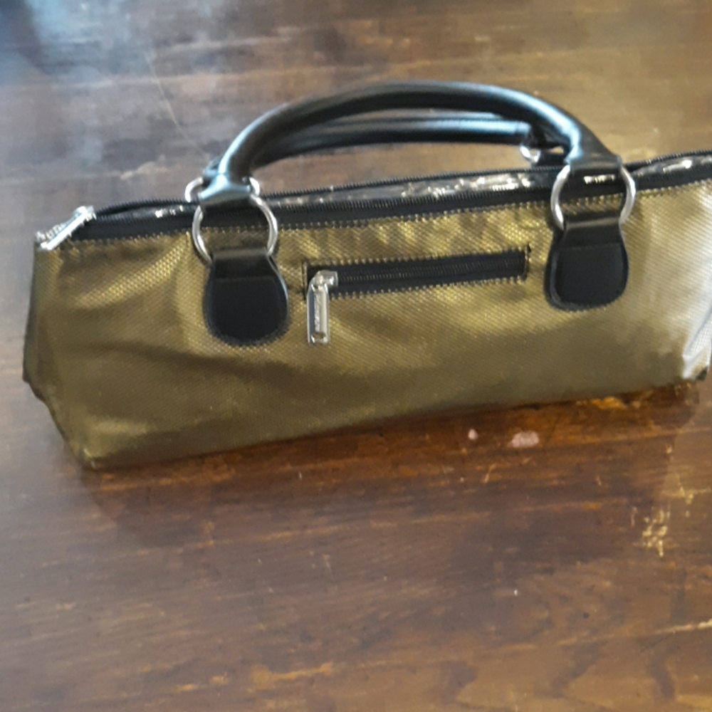 Wine bottle clutch